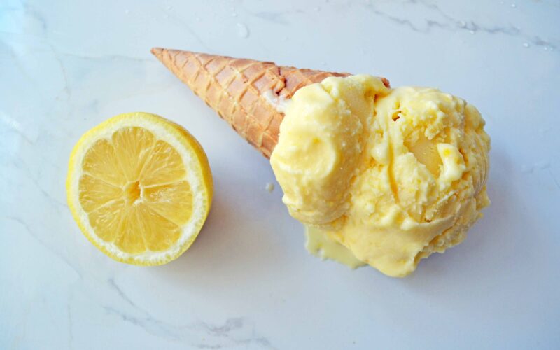 “الحل المثالي للجو دا” طريقة عمل آيس كريم الليمون في ثلاث دقائق في منزلك