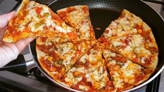 ” هشة وطرية” طريقة تحضير البيتزا السائلة في 5 دقائق فقط في المنزل